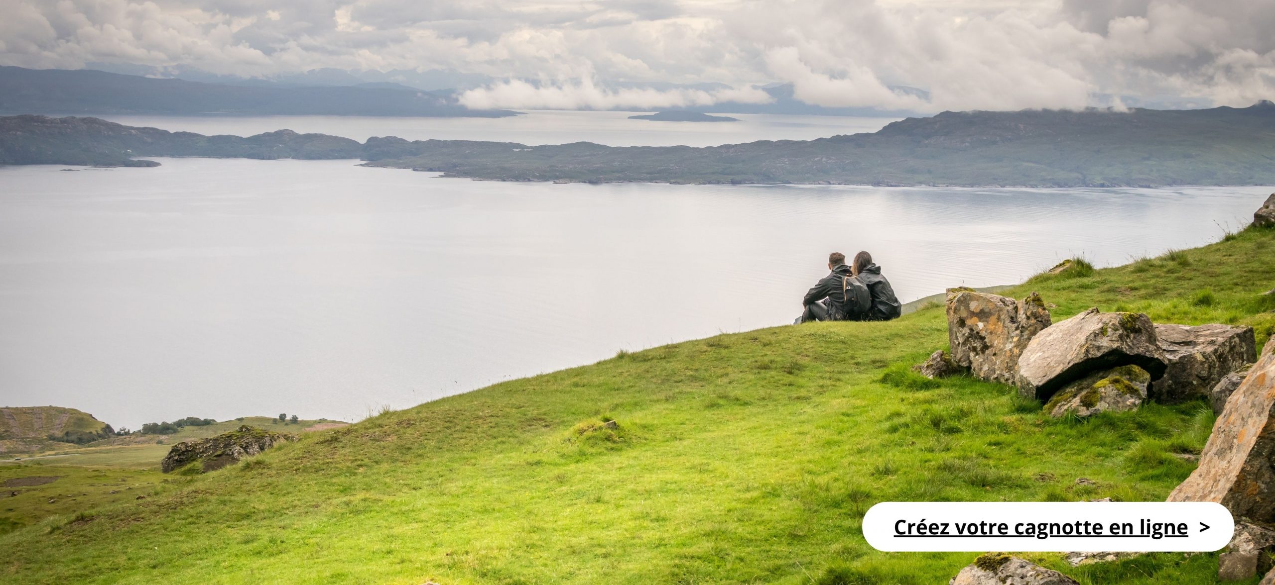 Sommet d'une montagne et profitent de la vue sur la mer en Ecosse.