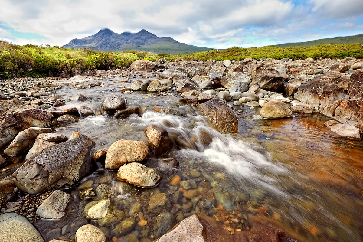 Rivière au pied du Mont Black Cuillin, île de Skye, Écosse