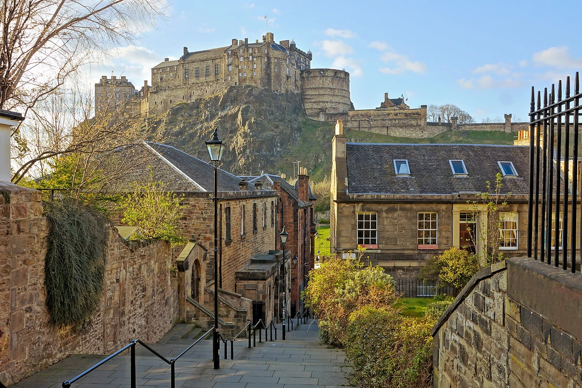 Vue sur le château d'Edimbourg depuis une rue de la vieille ville, Edimbourg, Ecosse, Royaume-Uni